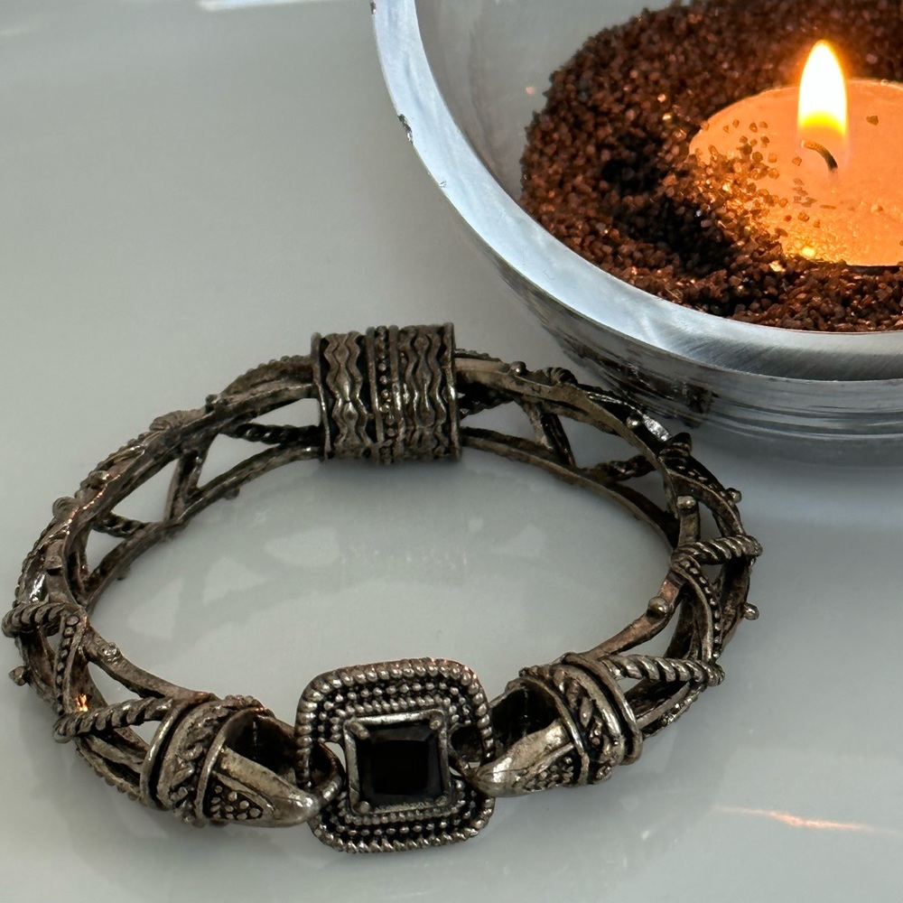 Royal Bracelet with lovely Braiding & Finite Details